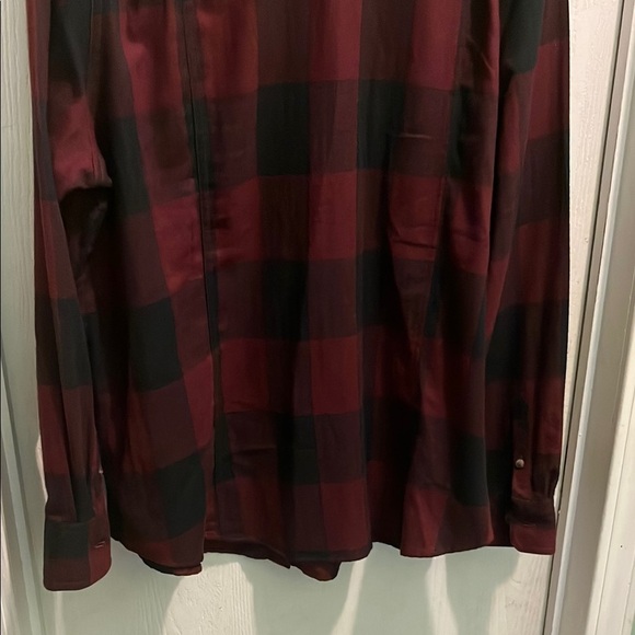 Black and Red Casual Button Down Shirt with Plaid Design - Picture 5 of 6